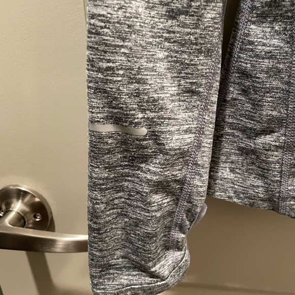 Nike womens dri-fit quarter zip heather gray with thumb holes size M. Never worn - Picture 9 of 12